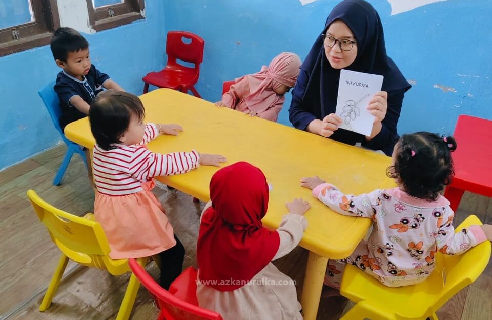 Ilustrasi ibu bekerja sebagai fasilitator kelas bermain selama bulan puasa